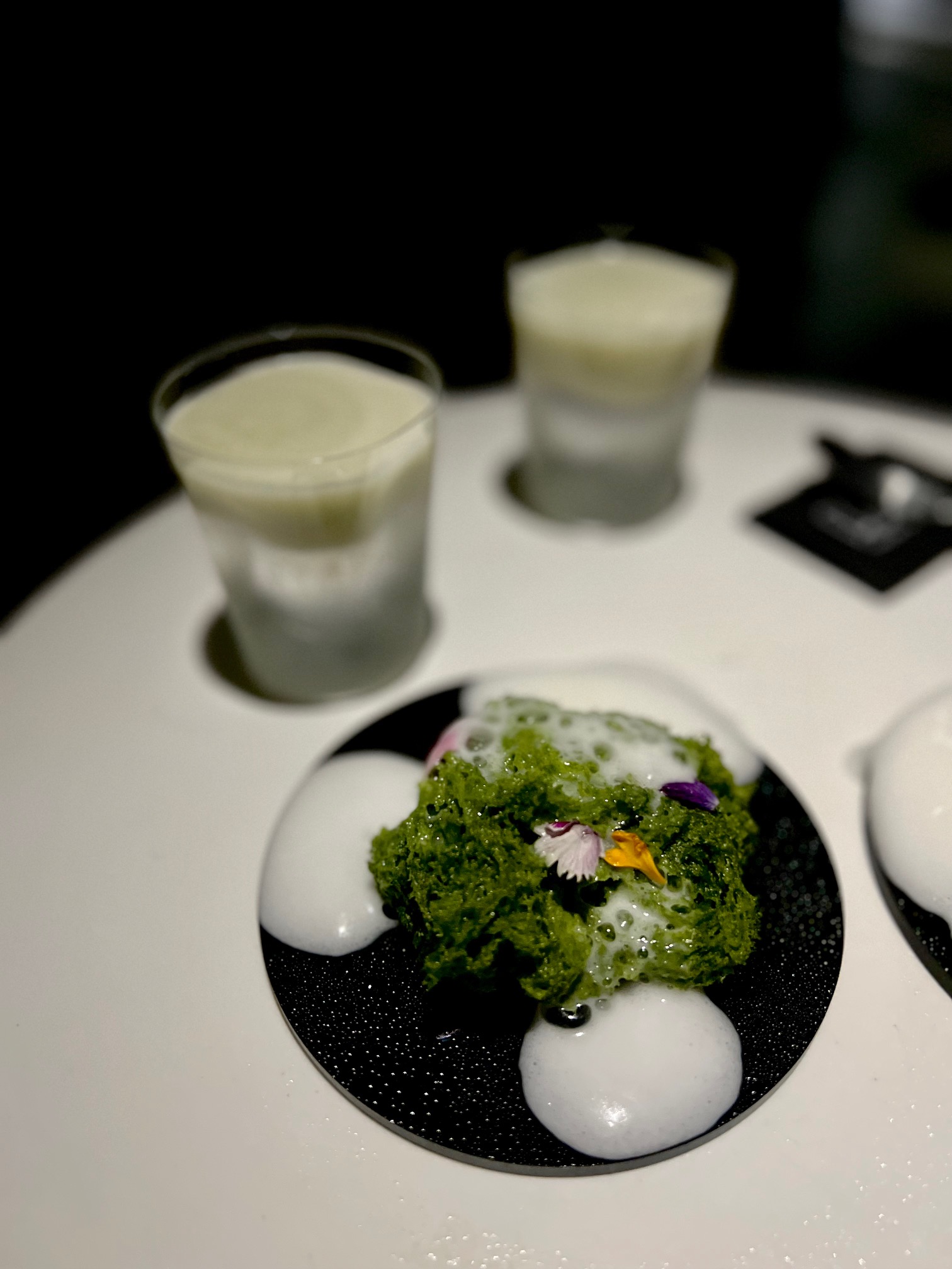 抹茶海綿蛋糕擠上葡萄柚、接骨木慕絲。