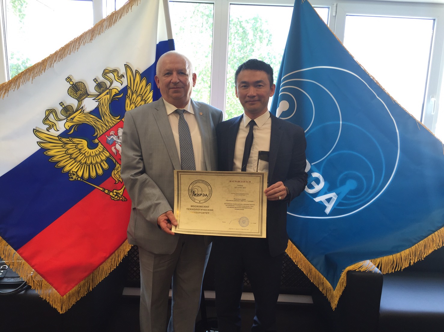 呂鴻圖(右)跟在弗拉基米爾教授(左)身邊學習,取得俄羅斯科技大學榮譽博士。(呂鴻圖提供)