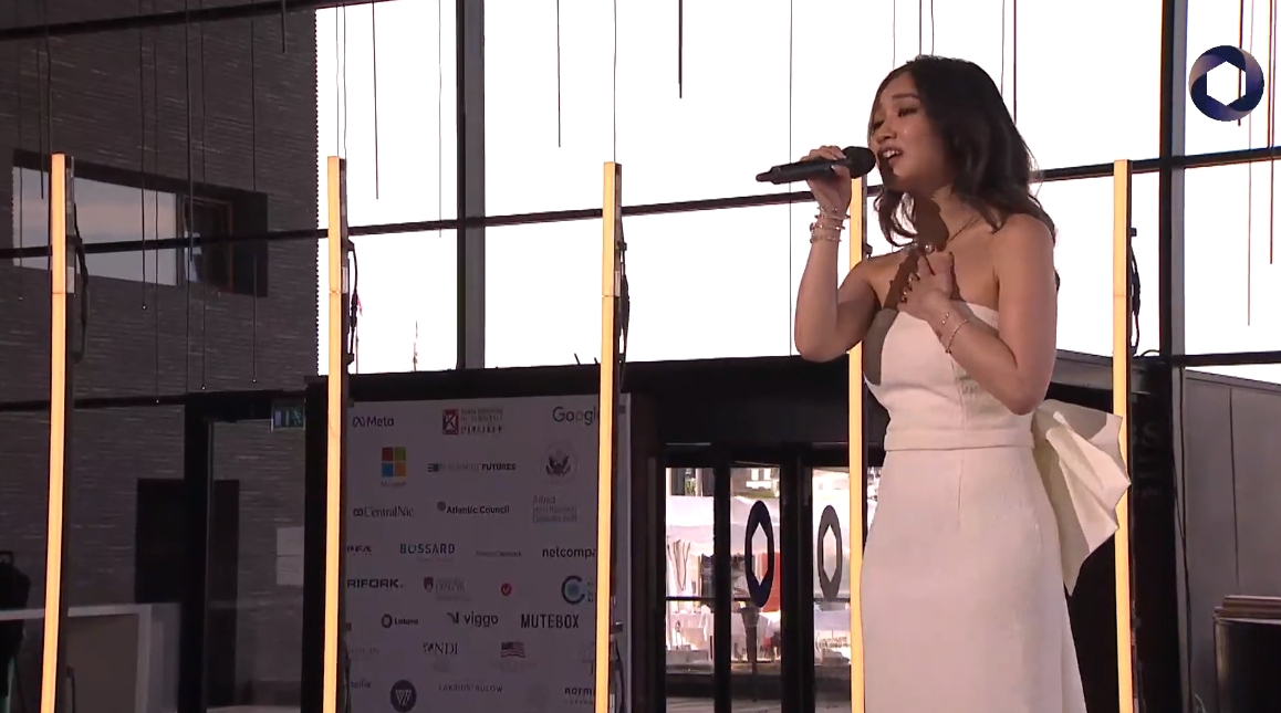 陳芳語登上哥本哈根民主高峰會高唱〈玻璃心〉。（翻攝自Alliance Of Democracies YouTube頻道）