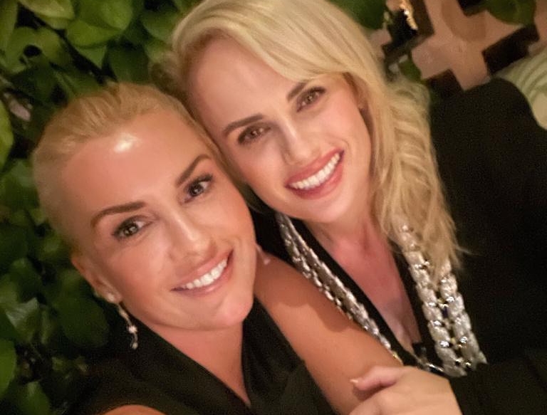 瑞貝爾威爾森（右）公開與女友雷夢拉（左）的合照，宣布找到屬於自己的迪士尼公主。（翻攝自Rebel Wilson官方Instagram）