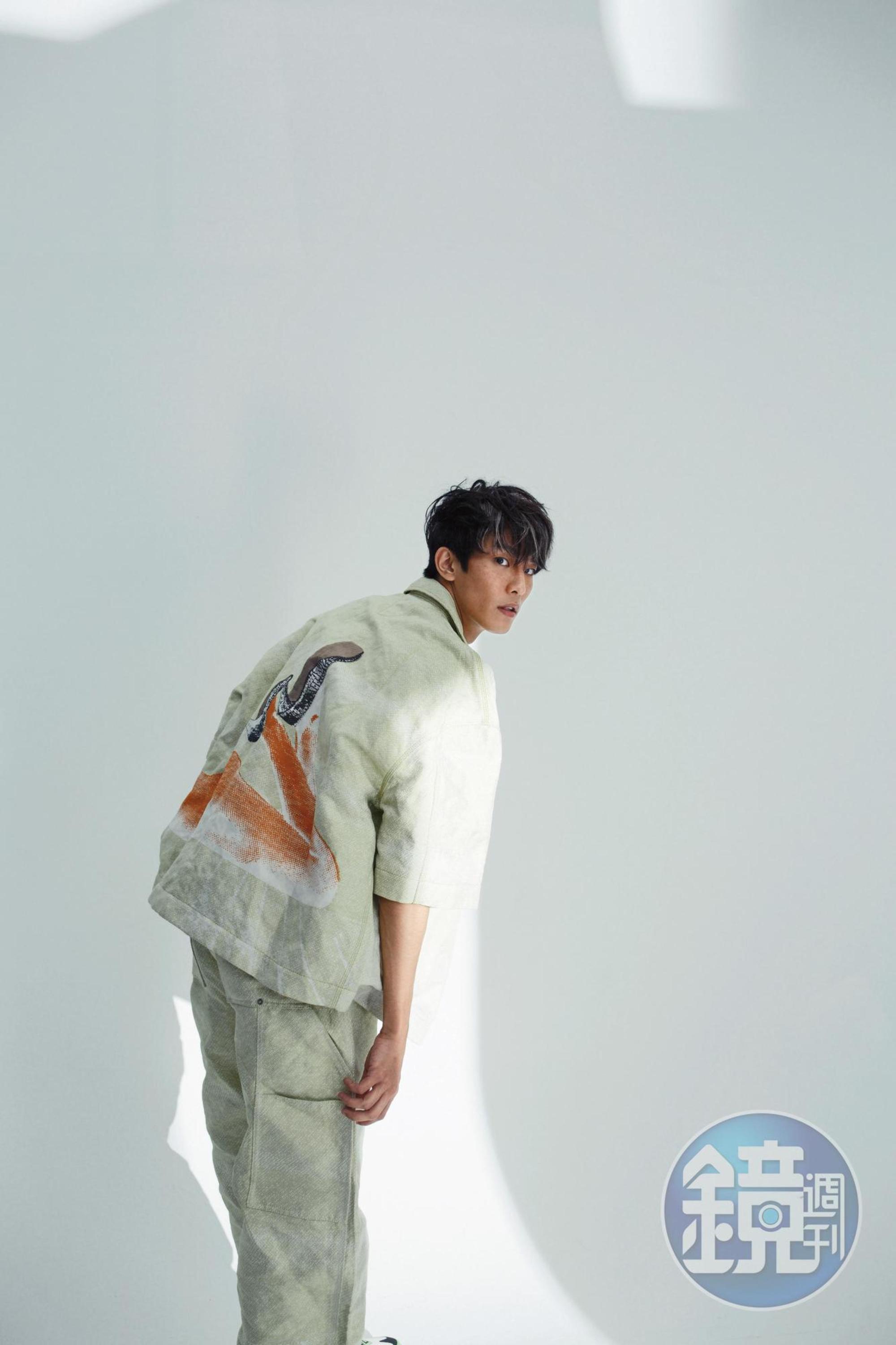 酸性綠造型上衣NT$57,500、酸性綠造型長 NT$49,300 by BOTTEGA VENETA。