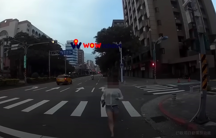 一名女子疑似「發酒瘋」，朝著小貨車頭使用頭槌，隨後倒地。（翻攝自WoWtchout - 地圖型行車影像分享平台YouTube頻道）