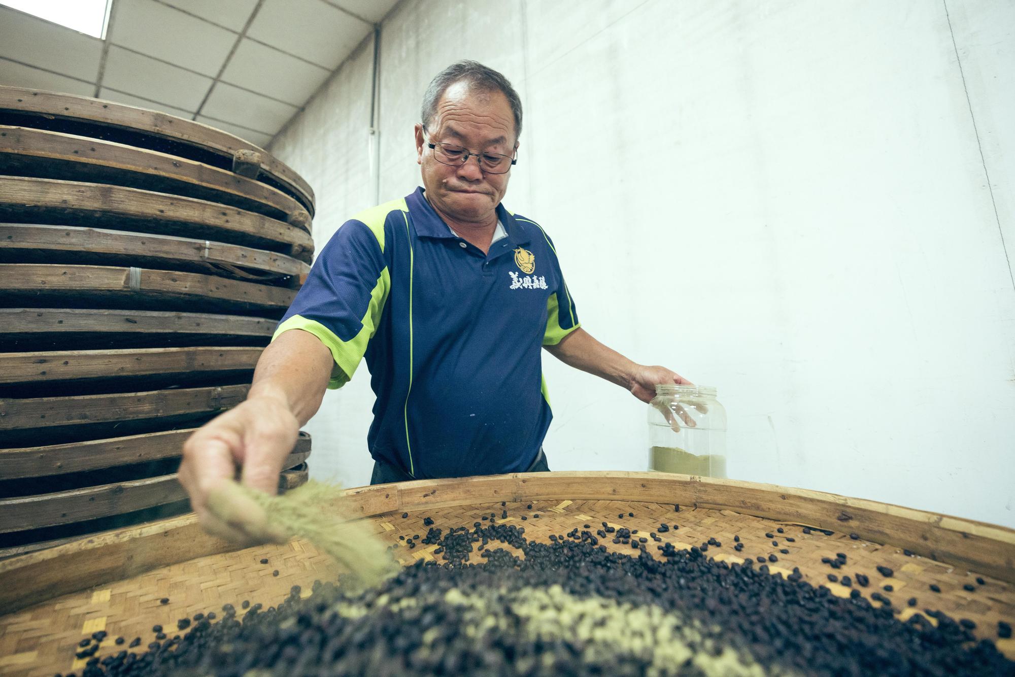鄭國涵強調「一樣的料理,用自家醬油煮出來的風味就是不一樣」。(文總提供)