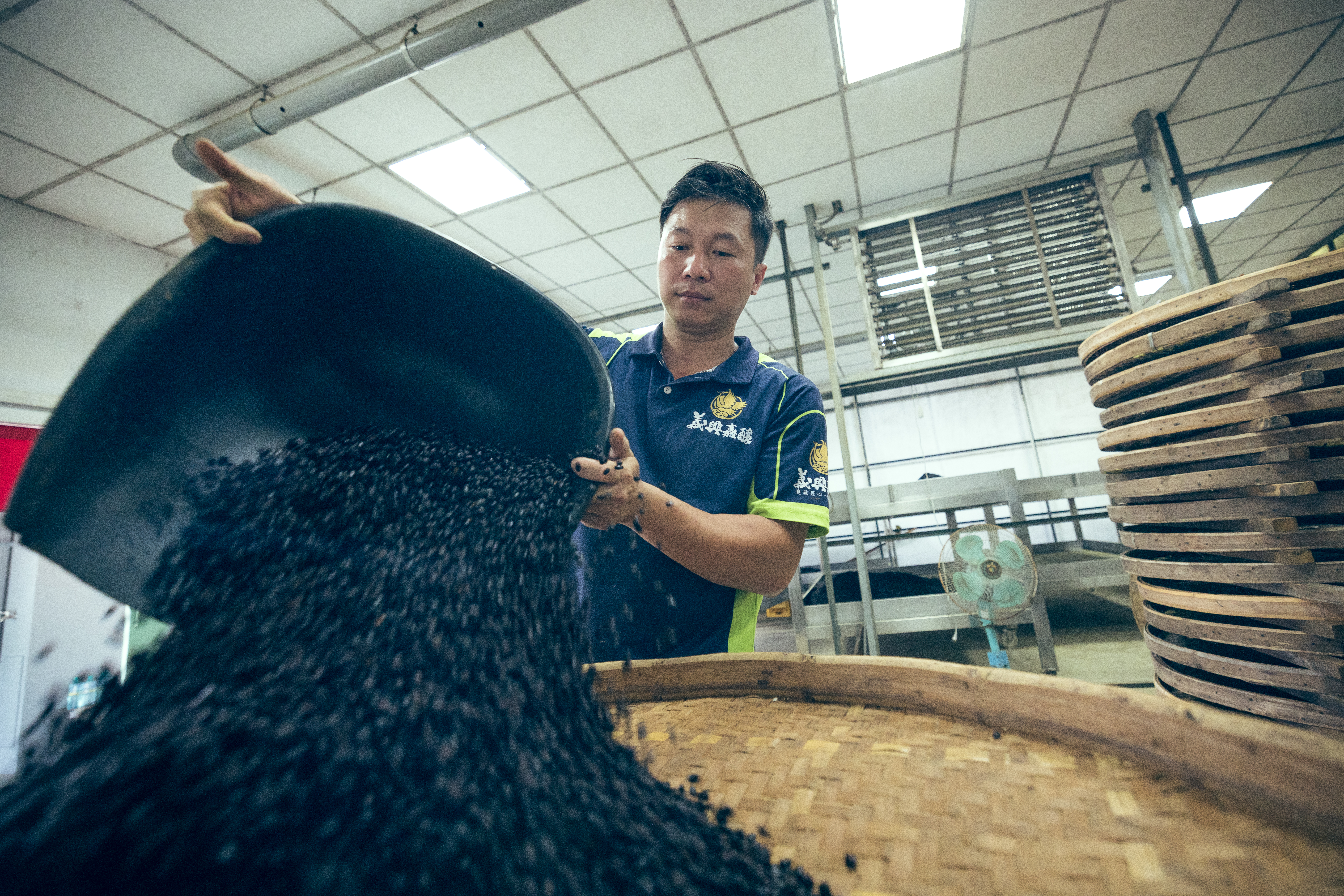第三代製醬師鄭棋維重新思考醬園的定位，毅然捨棄當時占收入6成以上的代工訂單，轉而投入自有品牌的打造。（文總提供）