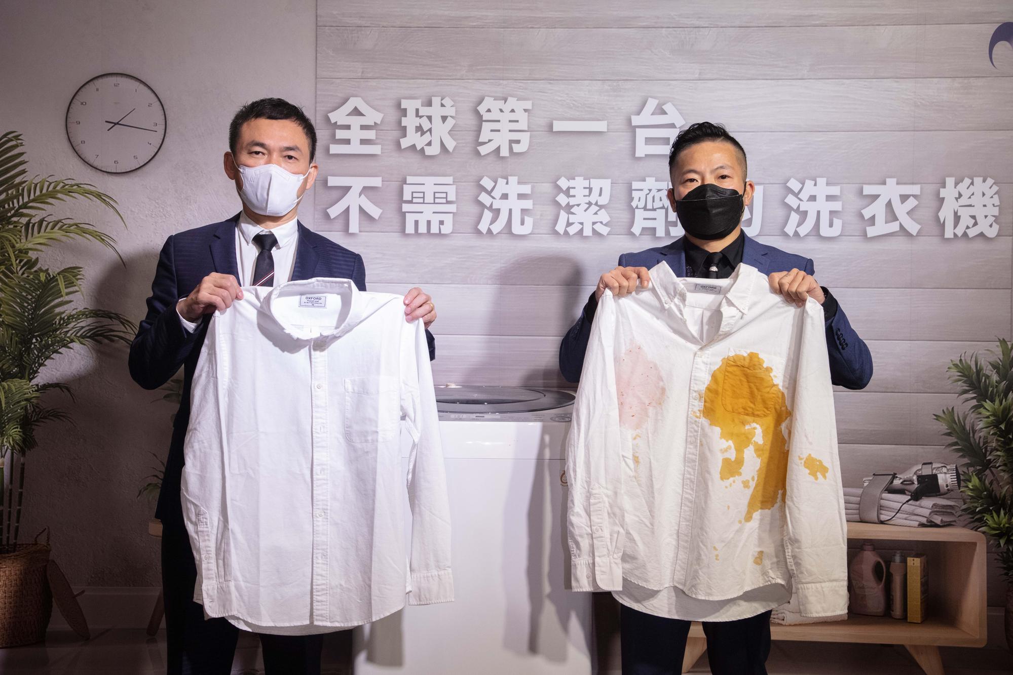 納諾集團今年初發表的全球第一台不需要洗衣劑的洗衣機,呂鴻圖(左)展示洗衣去污成果。(納諾提供)