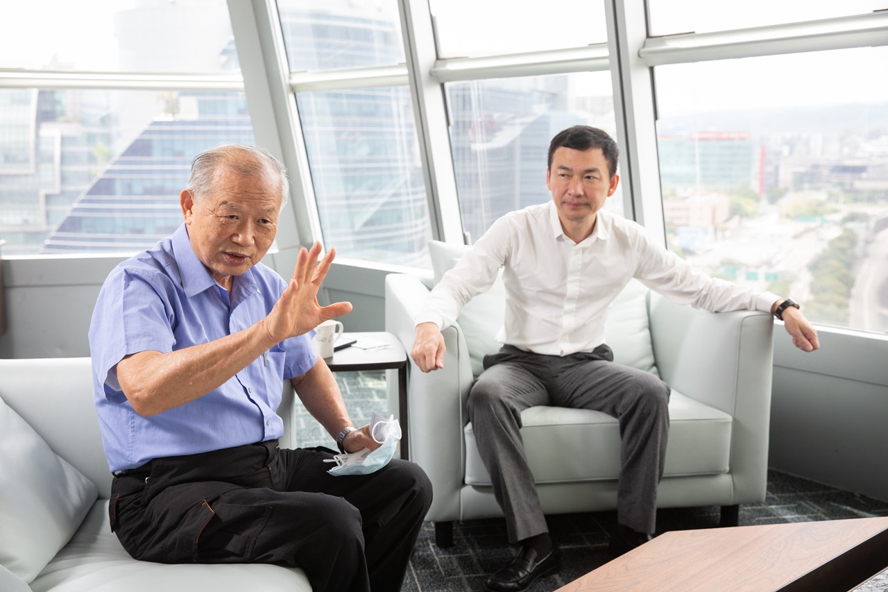 呂鴻圖（右）3年前成立子公司諾康生醫，邀台北醫學大學入股3成、科技部7 ％、推派有公衛專業的北醫前副校長謝明哲（左）擔任董事長。