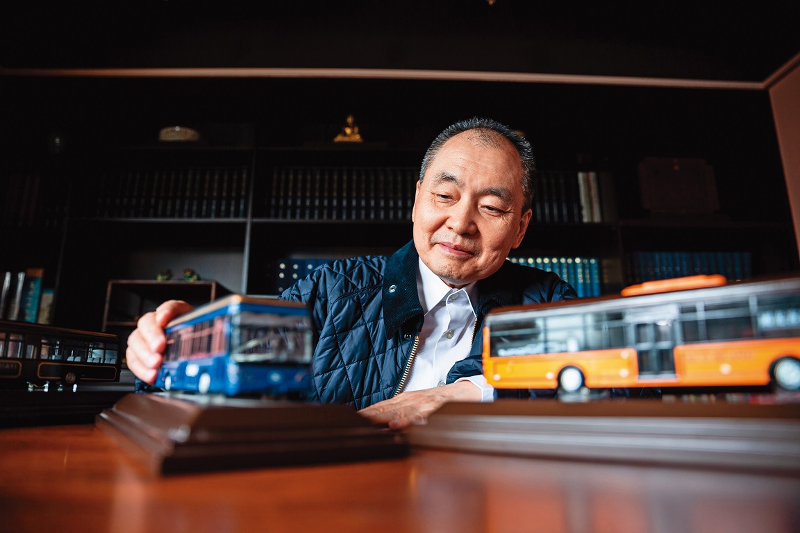 成運董事長吳定發要將電動巴士賣到全世界。