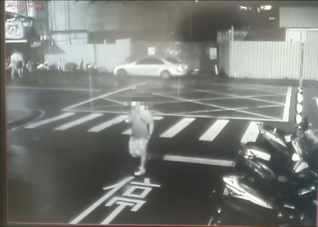 陳男屁股遭刺傷後，手摀住傷口打電話向友人求援。（警方提供）