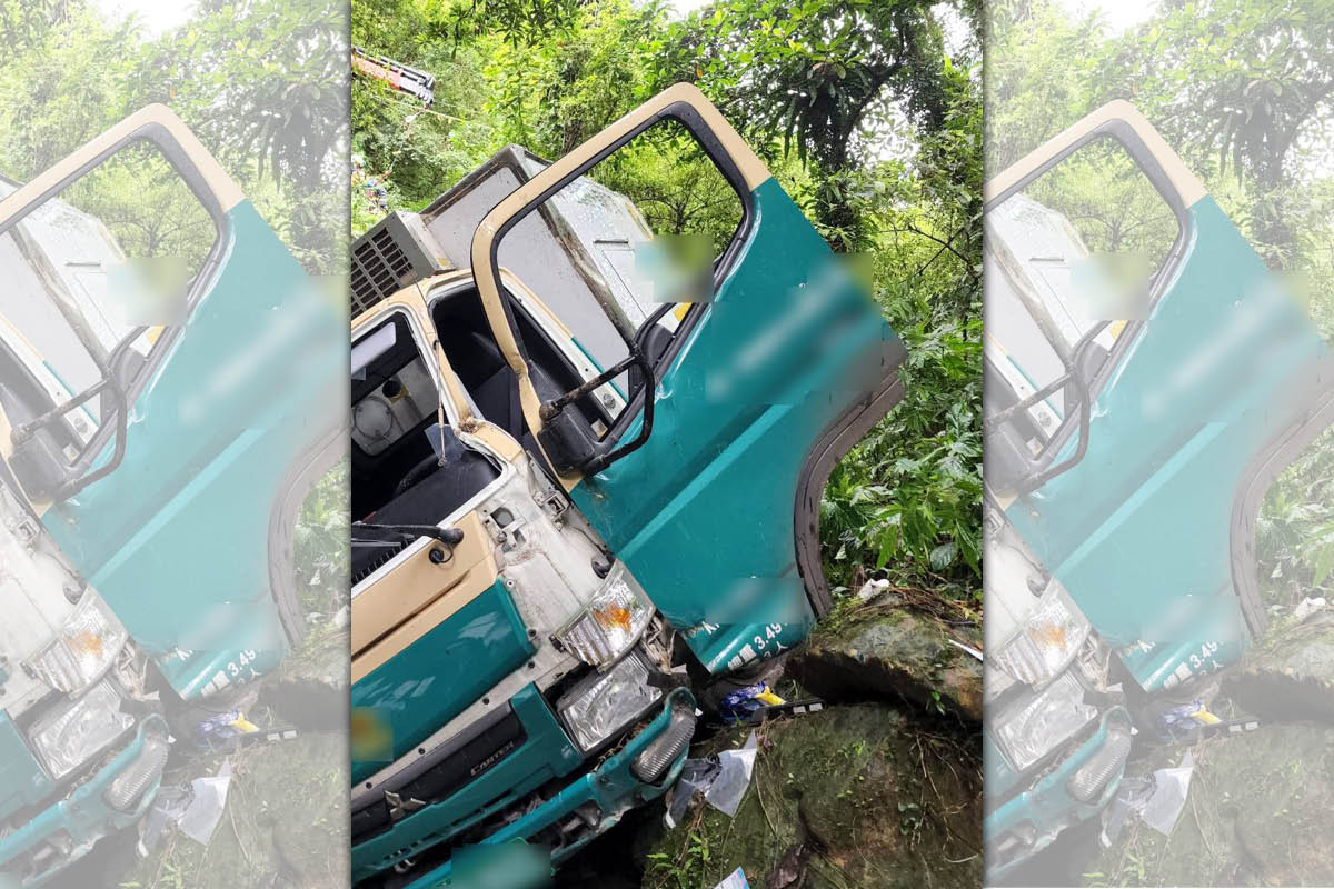 1輛貨車衝落坪林山區邊坡，駕駛所幸無大礙。（新北市消防局提供）