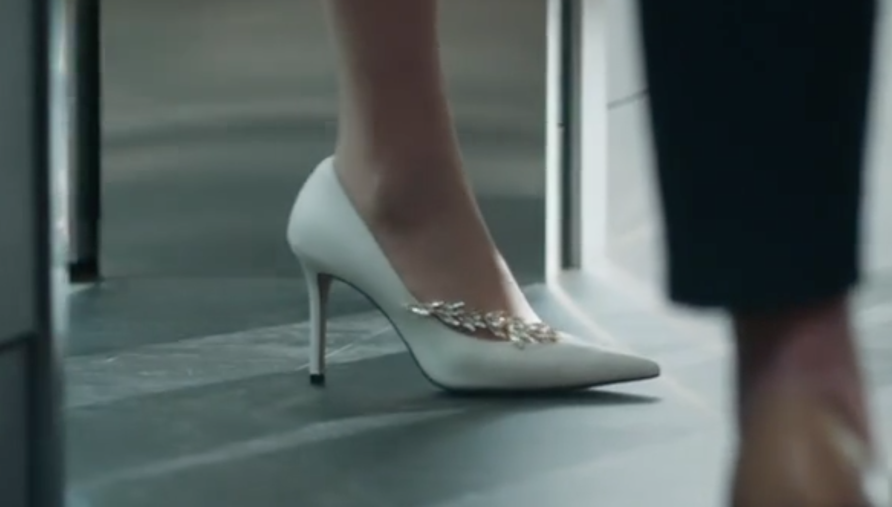 Manolo Blahnik Nadira高跟鞋在《為何是吳秀才?》有多次特寫鏡頭。(翻攝自網路)
