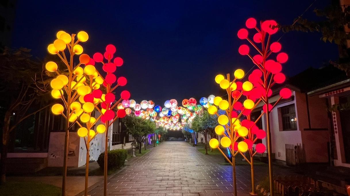 近日在鹿港桂花巷藝術村有超大的糖葫蘆現身。