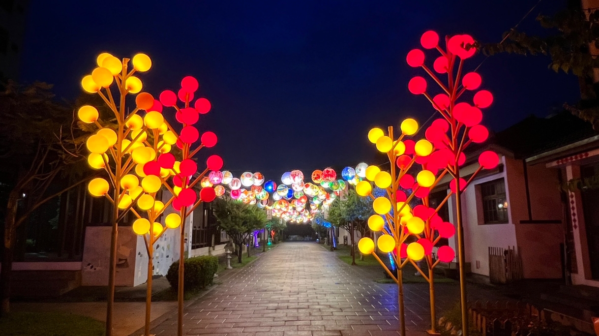 近日在鹿港桂花巷藝術村有超大的糖葫蘆現身。