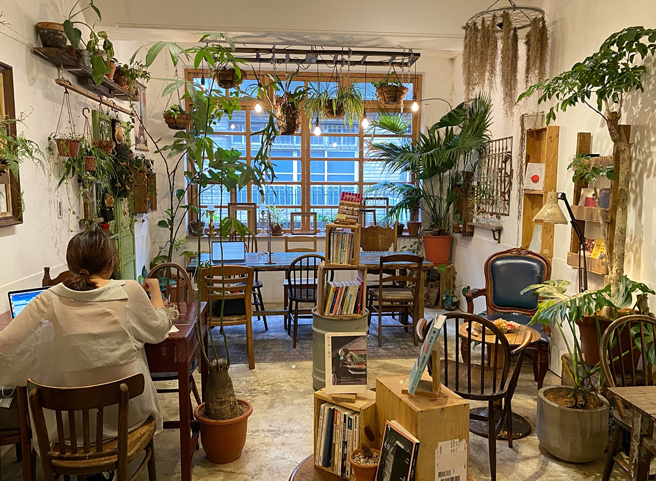 隱身在大稻埕巷弄內的花草系咖啡廳。