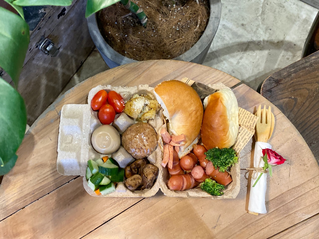 「草原輕食德國香腸」包含麵包、貝果、水煮蛋、蔬果、小飯糰等。（290元／份）