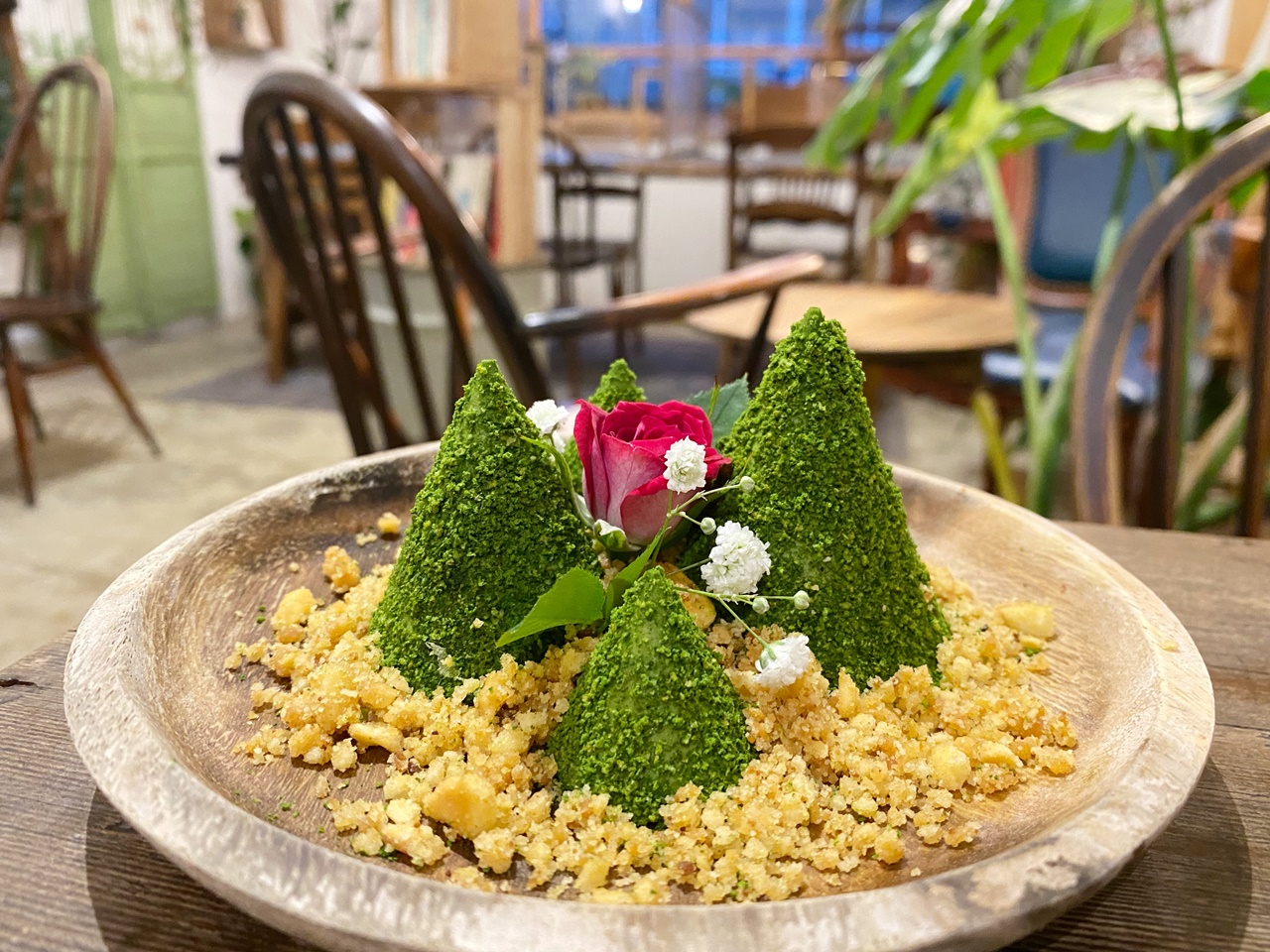 「抹茶山」山形造型的抹茶生乳酪，甜中帶點奶油鹹香。（190元／份）