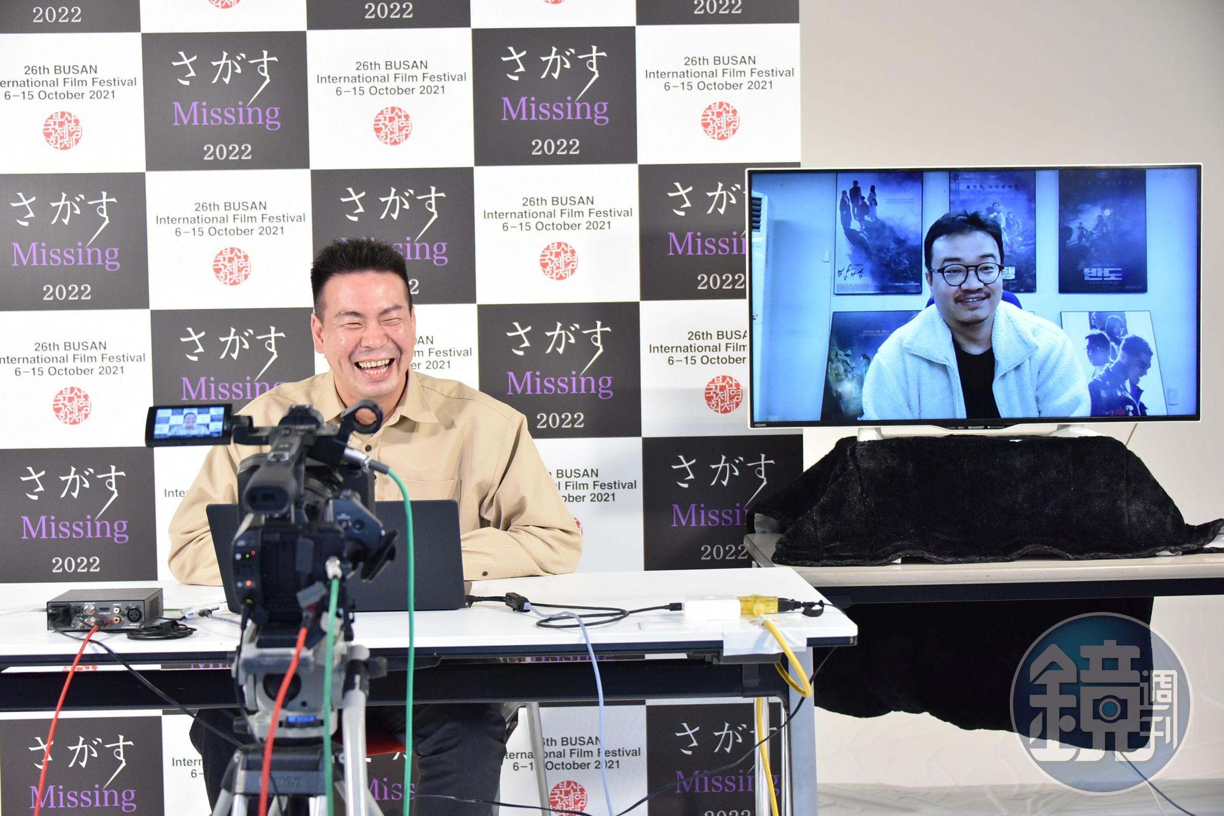片山慎三（左）與韓片《屍速列車》導演延尚昊在釜山影展上透過視訊對談。（光年映畫提供）