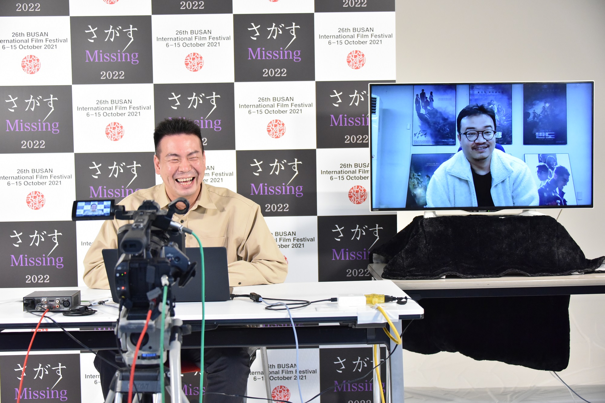 片山慎三（左）與韓片《屍速列車》導演延尚昊在釜山影展上透過視訊對談。（光年映畫提供）