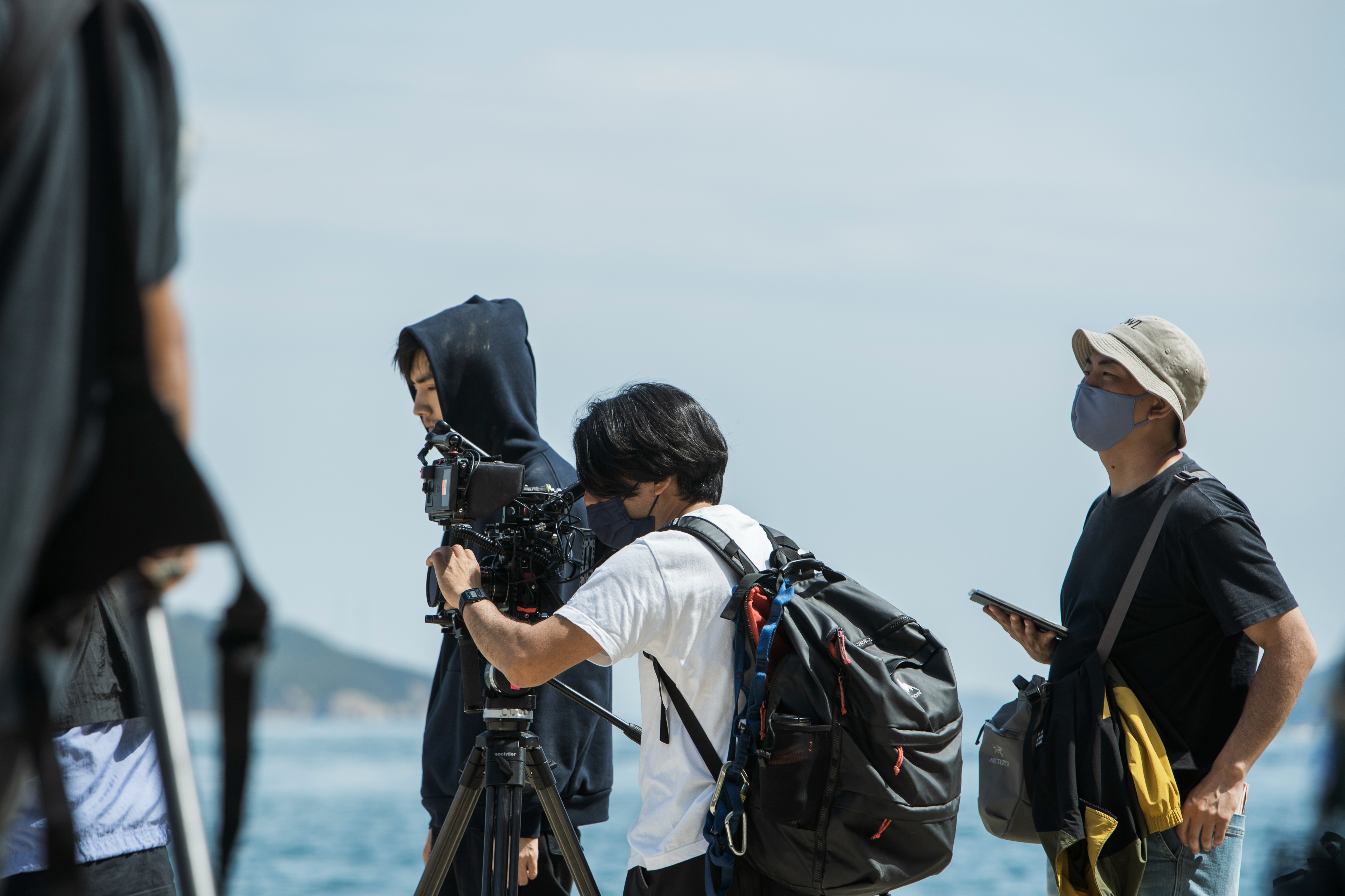 對畫面細節相當講究的片山慎三（右）相同鏡頭會反覆拍攝，因此將《尋人啟弒》人力精簡化，拉長拍攝時間。（光年映畫提供）