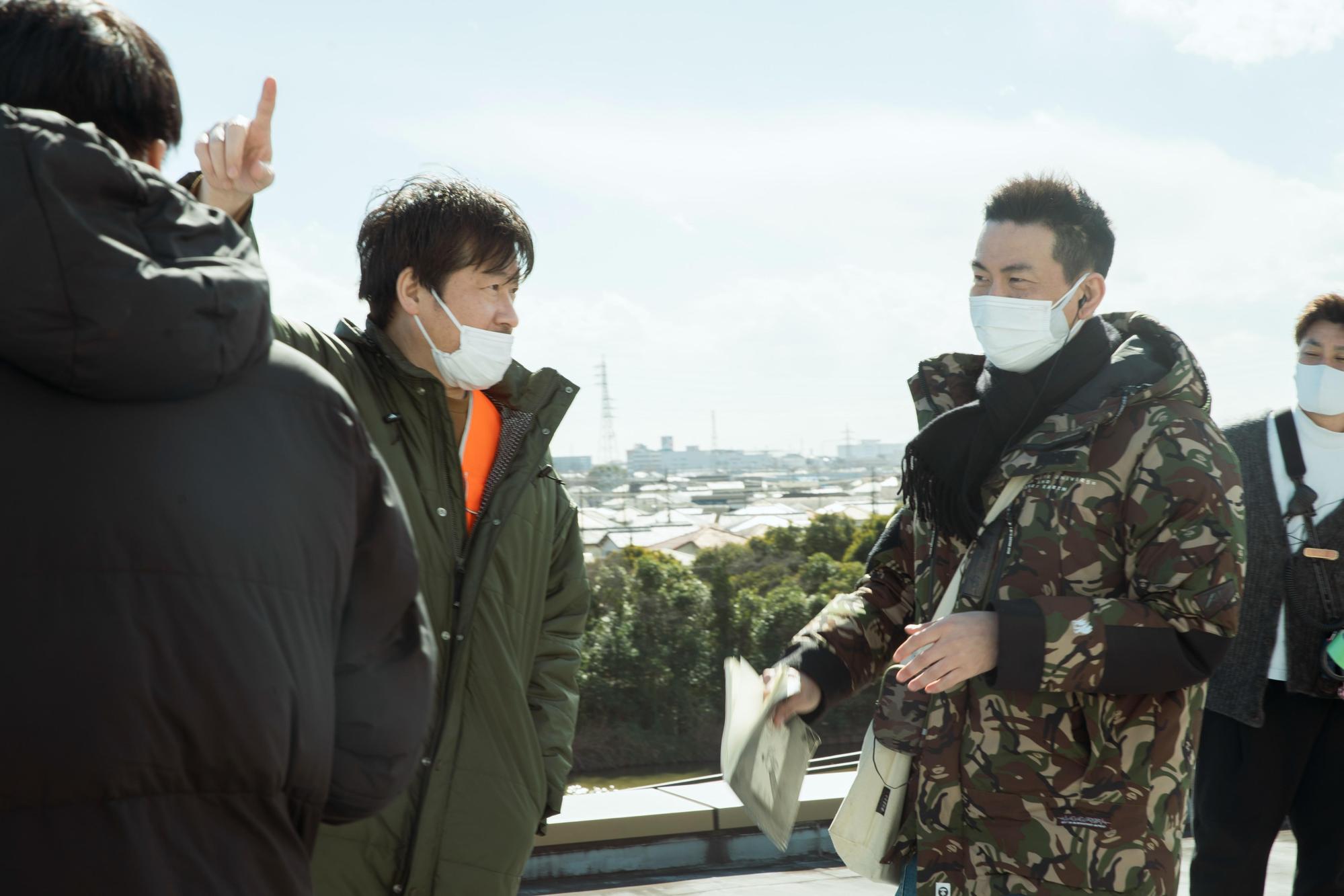 佐藤二朗（左）對片山慎三導演所做的拍攝嘗試讚嘆不已，認為在日本電影界是很了不起的挑戰。（光年映畫提供）