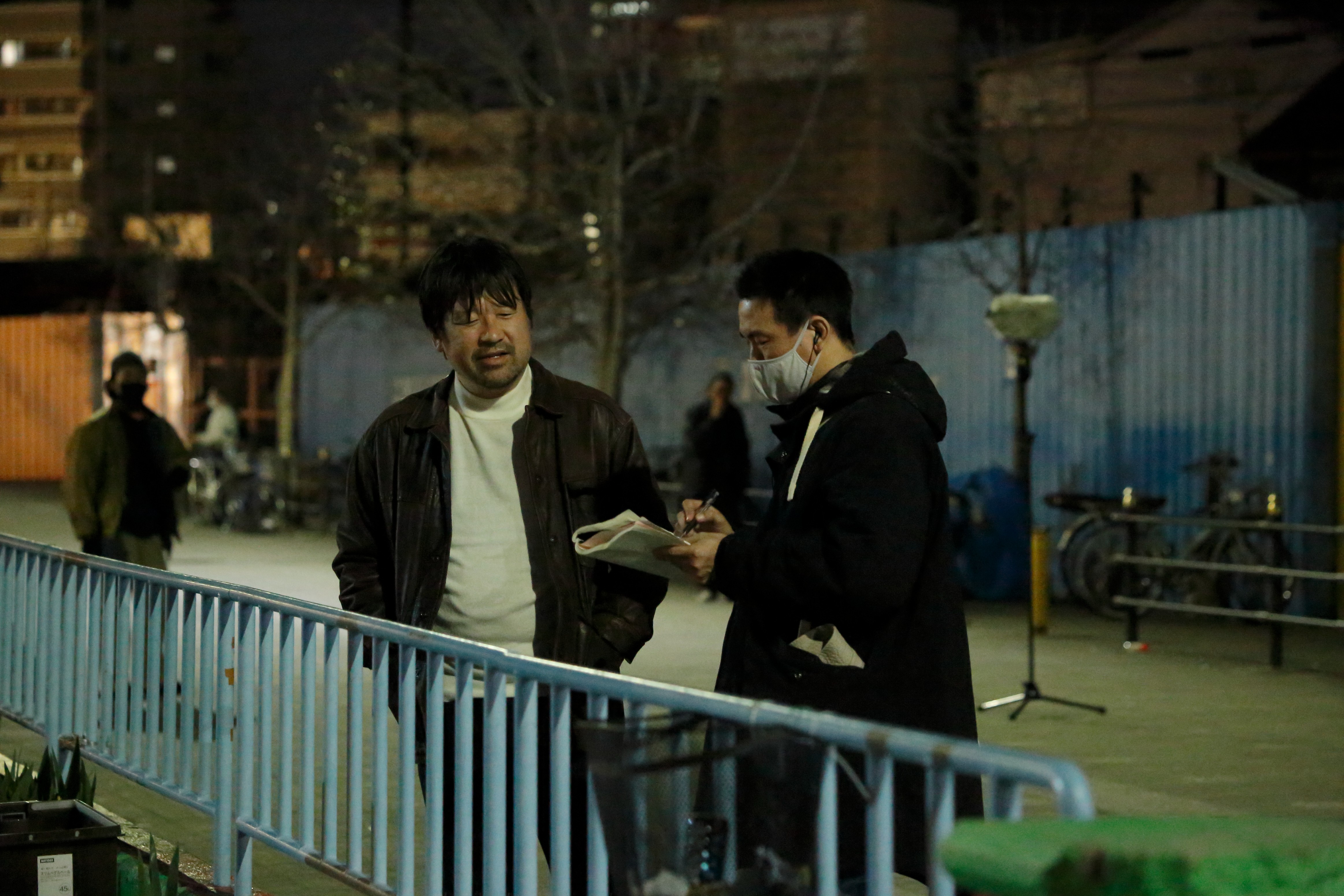 片山慎三導演（右）為佐藤二朗量身訂做《尋人啟弒》劇本，更親自寫信邀約他演出。（光年映畫提供）