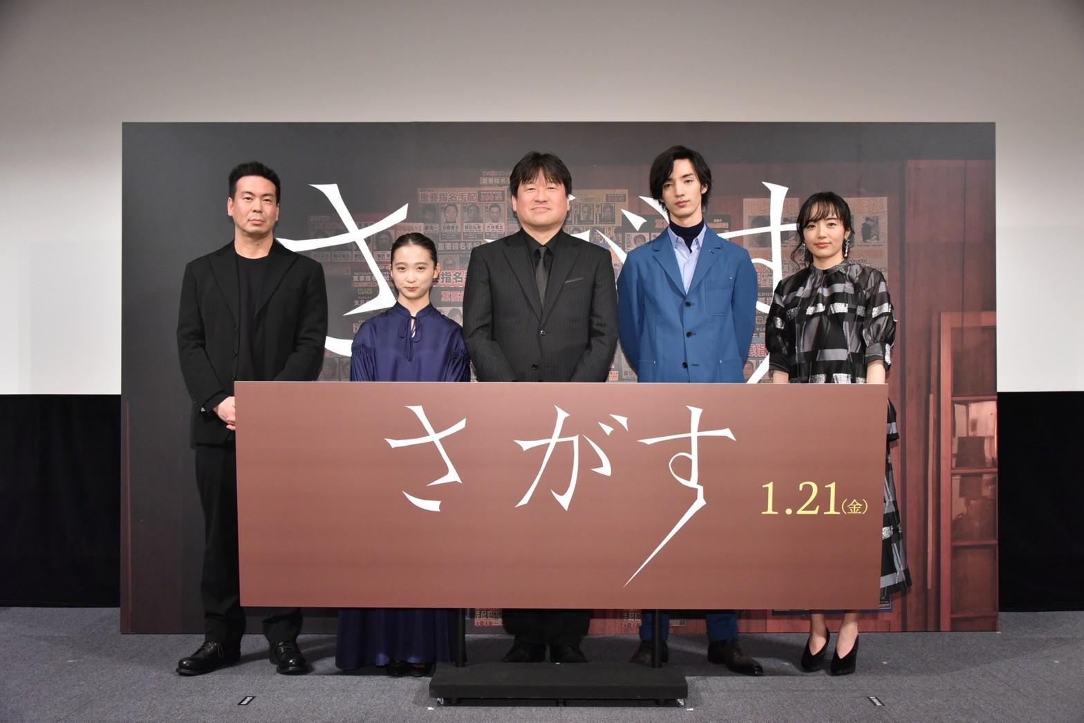 片山慎三導演(左起)率領《尋人啟弒》演員伊東蒼、佐藤二朗、清水尋也、森田望智在日本為電影上映造勢。(光年映畫提供)