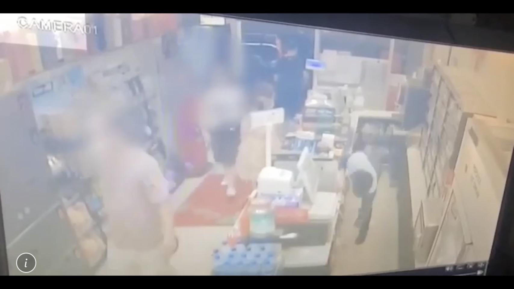 陳男(左一)進入超商領錢,未注意後方已有王女尾隨。(翻攝畫面)