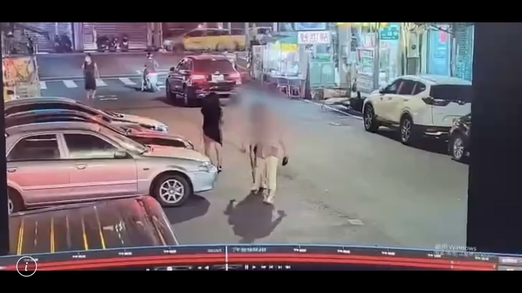 王女一路尾隨陳男領錢，伺機上前搭訕邀約續攤。（翻攝畫面）