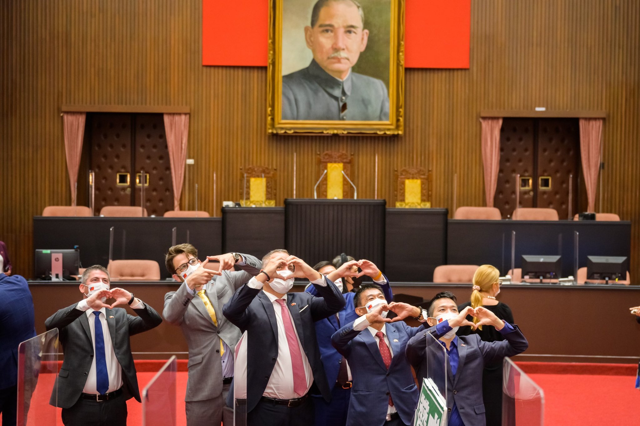 斯洛伐克聯合訪問團昨天參訪立法院議場，留下「作勢打架樣」的照片，引起台灣網友討論。（翻攝自游錫堃推特）