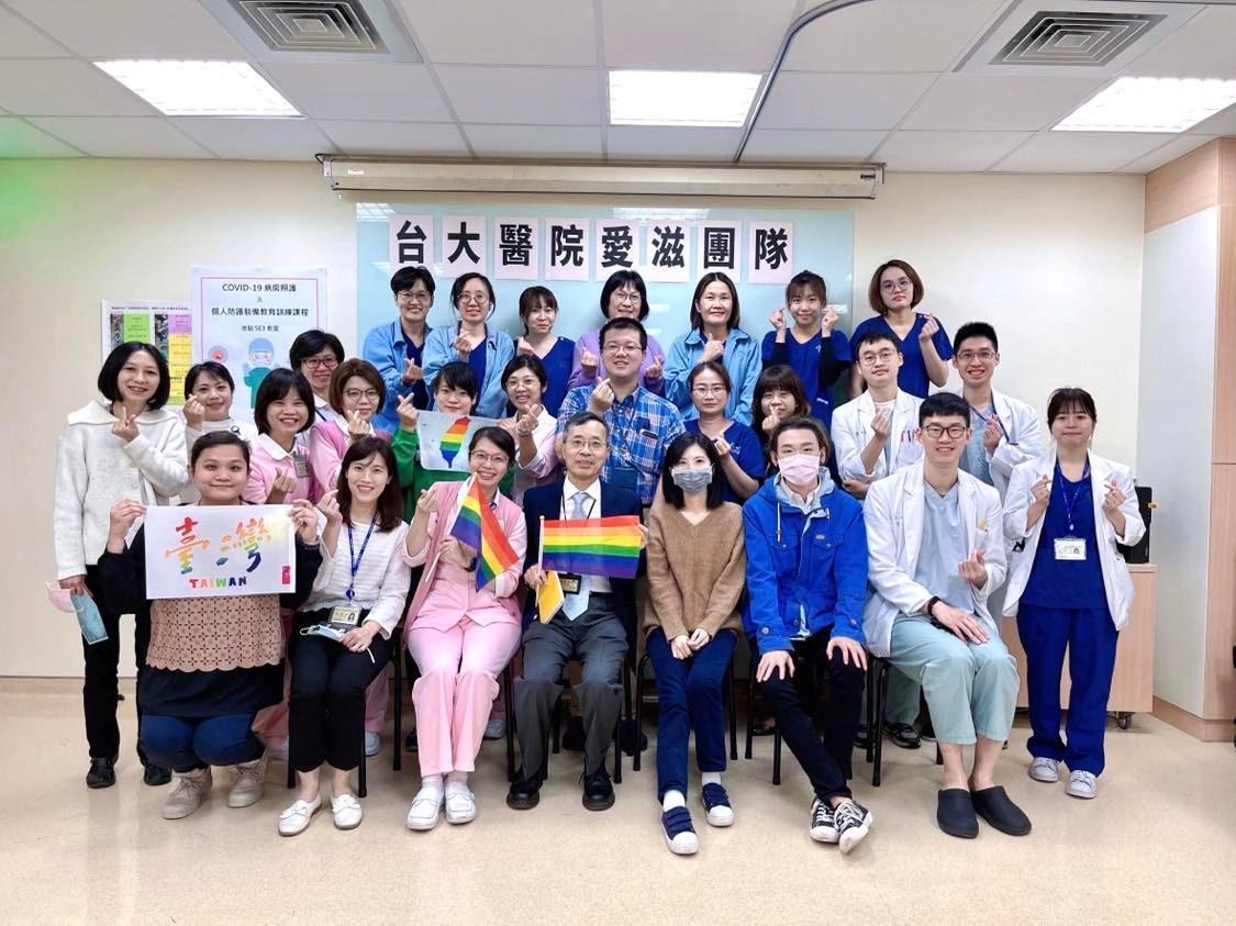 伶雅表示，感染科醫療團隊長期陪伴HIV感染者，成為他們支持的力量。