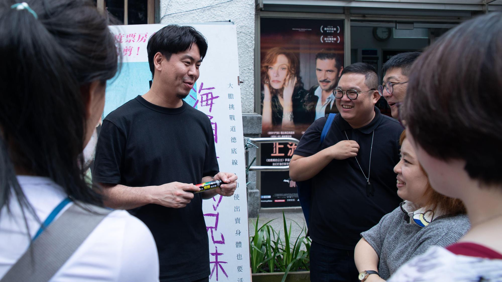片山慎三(左)三年前曾帶著出道作《海角上的兄妹》來台宣傳,與林孝謙導演相見歡。(光年映畫提供)