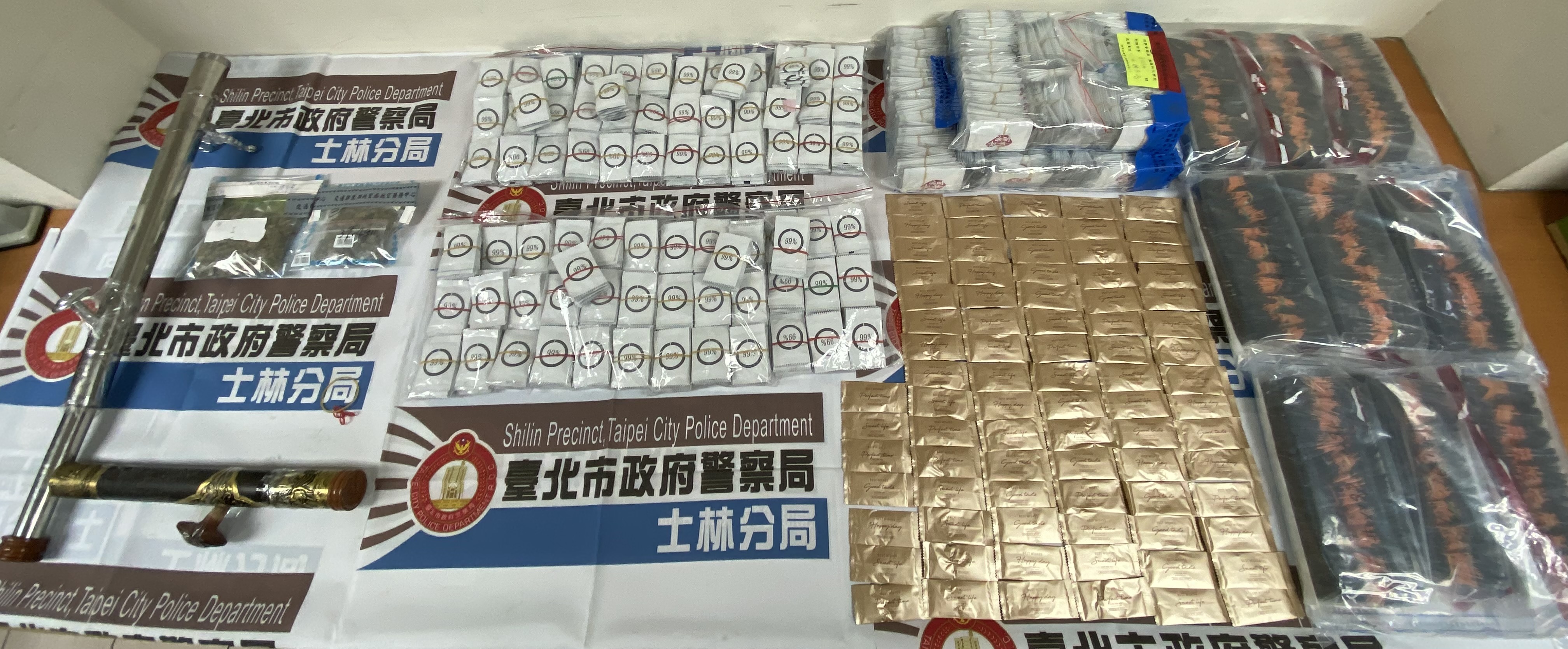 警方在蘇男車上起出999包毒品咖啡包。（翻攝畫面）