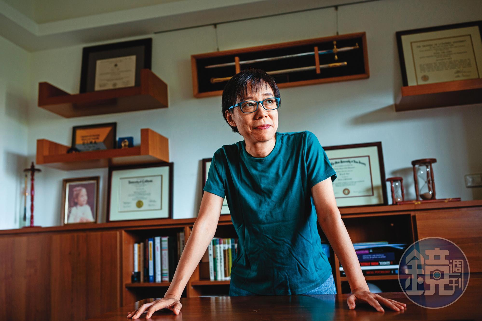 疫情期間,陳永儀多數課程都在中壢的家中授課,書櫃上的書,9成和心理學相關。