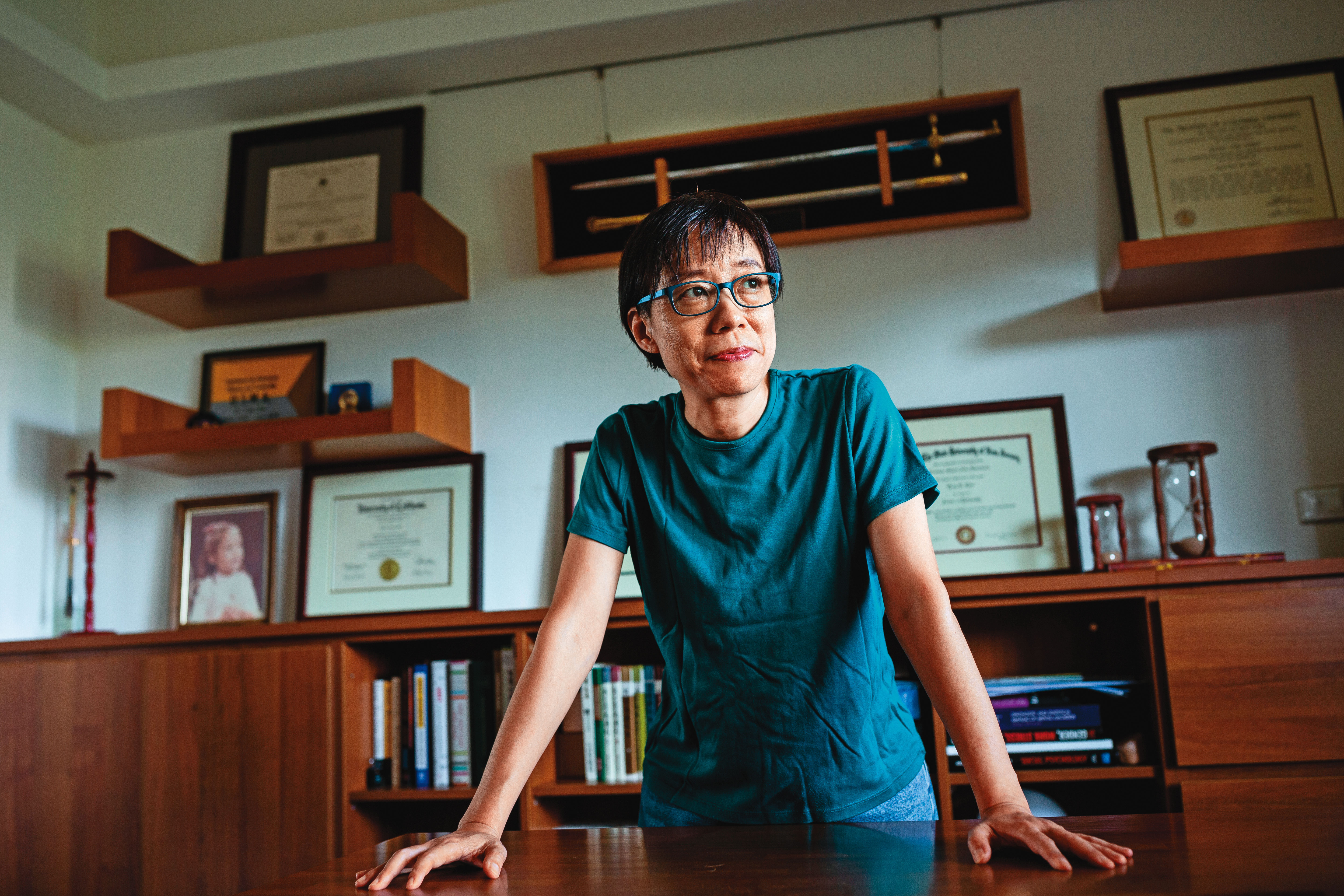 疫情期間，陳永儀多數課程都在中壢的家中授課，書櫃上的書，9成和心理學相關。