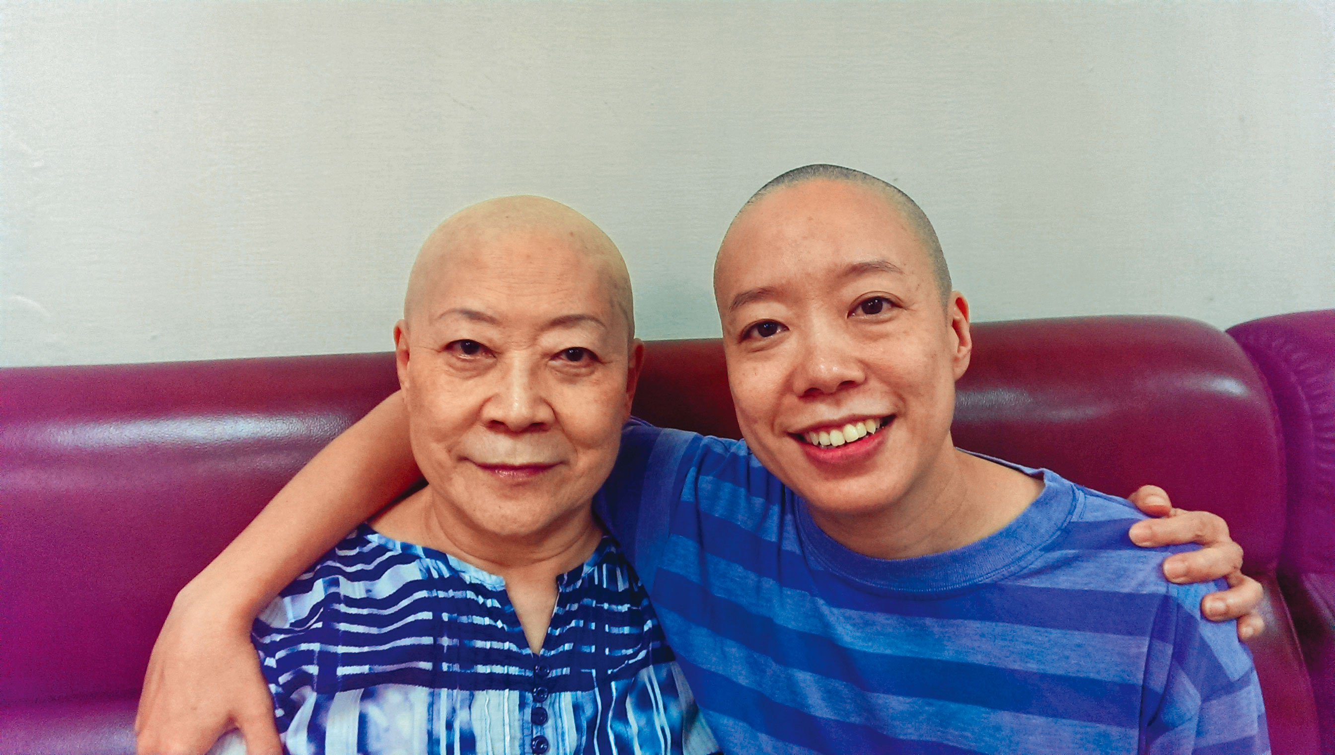 陳永儀（右）為緩解母親（左）開腦手術需剃髮的焦慮，也剃光頭髮。（陳永儀提供）