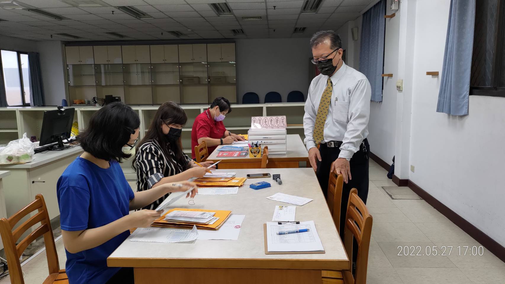 空大副校長聲稱：張姓博士（右一）招生過程嚴謹，移交資料過程全程錄影。（讀者提供）