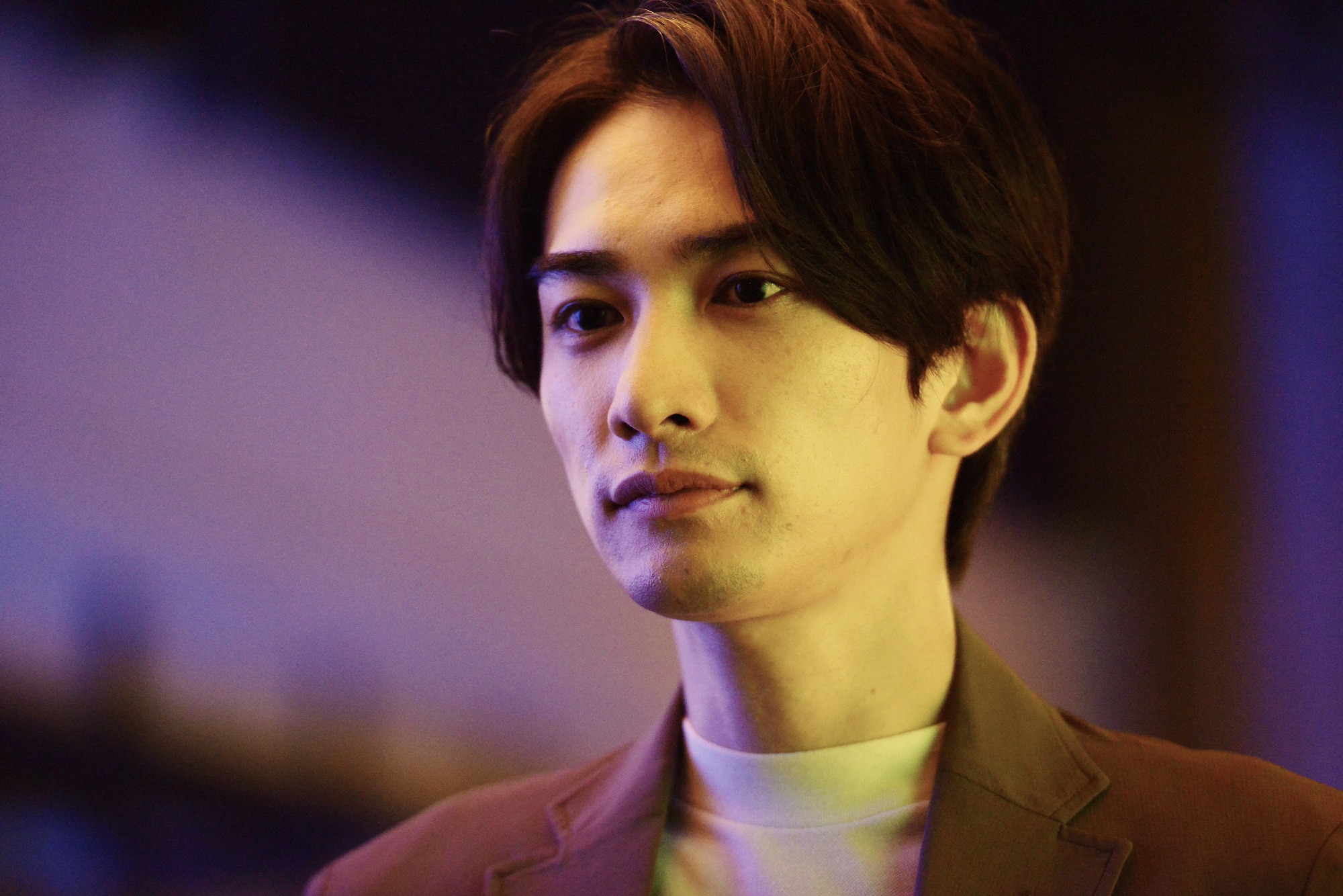 町田啓太在家也認真練習吹小號，為了怕吵到鄰居還躲在被子裡面吹奏。（車庫娛樂提供）