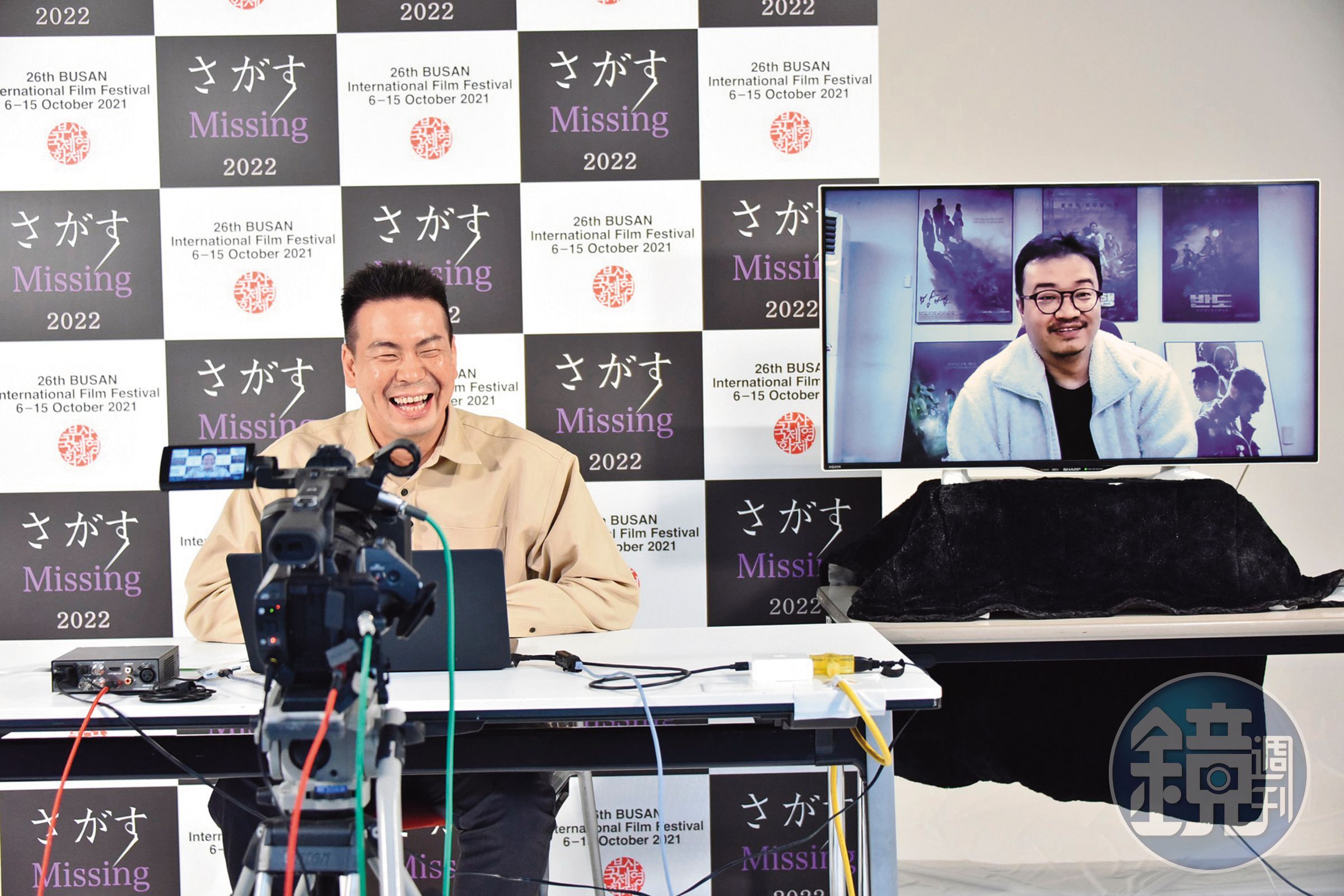 片山慎三（左）與韓片《屍速列車》導演延尚昊在釜山影展上透過視訊對談。（光年映畫提供）