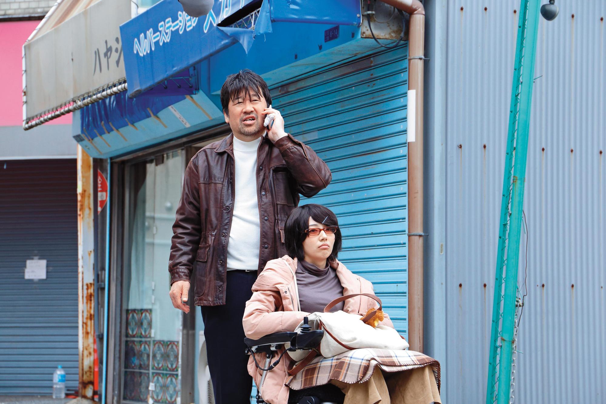 佐藤二朗在《尋人啟弒》(左)飾演離奇失蹤的父親,與尋死的森田望智(右)因故碰頭。(光年映畫提供)