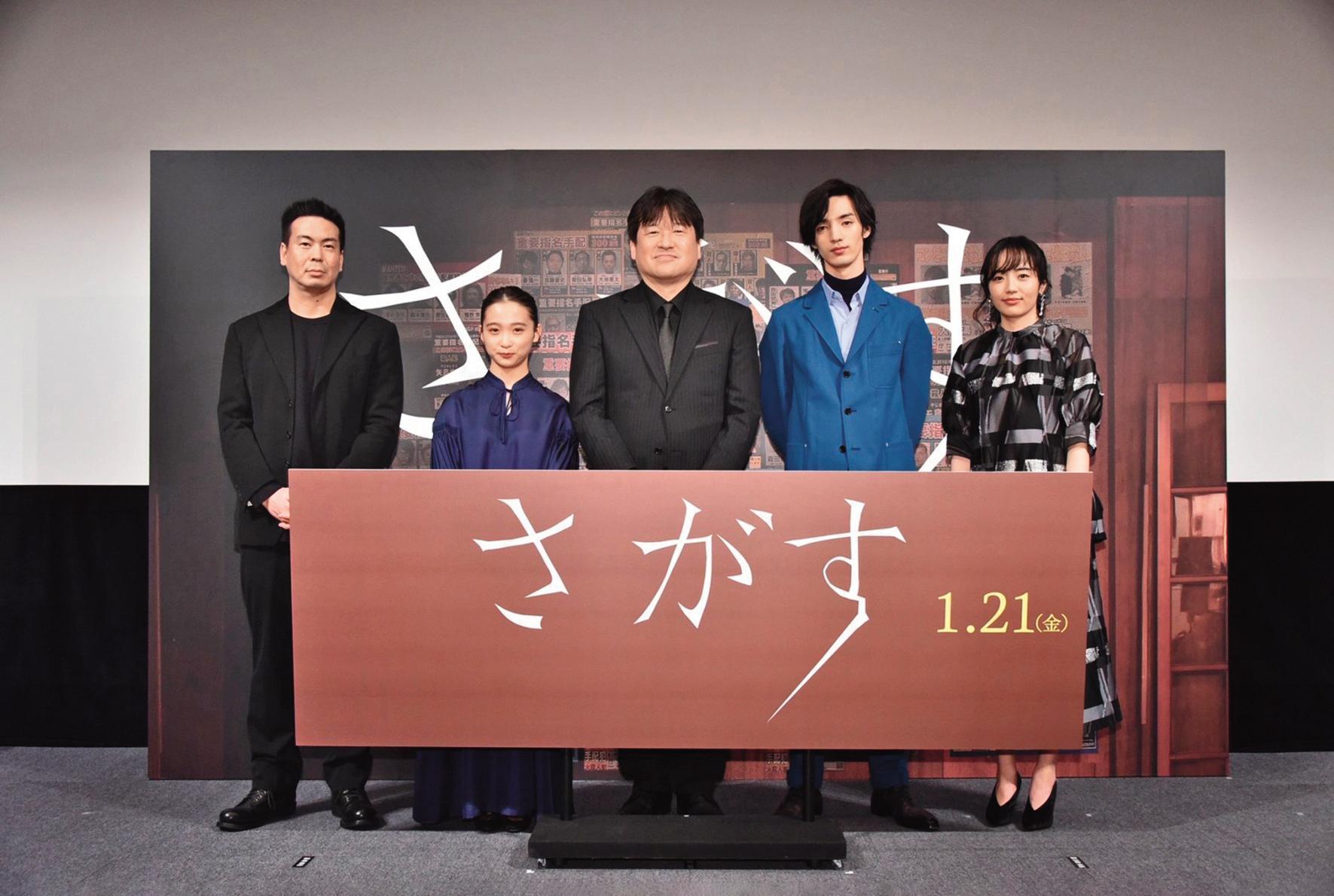 片山慎三導演(左起)率領《尋人啟弒》演員伊東蒼、佐藤二朗、清水尋也、森田望智為電影造勢。(光年映畫提供)