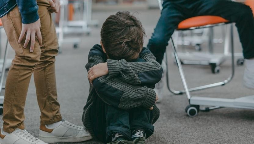 美國佛羅里達州一名11歲男孩遭繼父非法監禁及虐待，情況被機警的店員注意到，於是用了兩張紙條將男孩從煉獄裡拯救出來。（示意圖，Pexels）