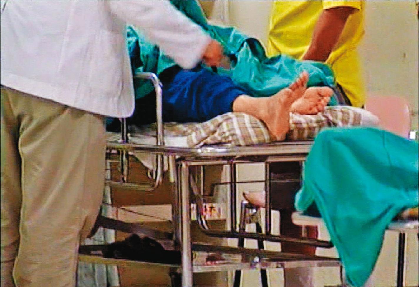 死者被送到醫院時,身上滿是瘀青,口中、食道及胃內都是糞便。(東森新聞提供)