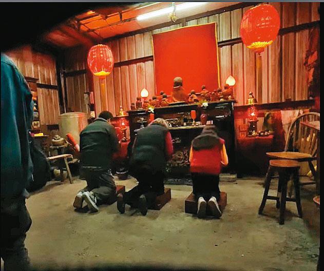 電影《咒》改編自17年前高雄吳家命案,上映後引發討論。(Netflix提供)