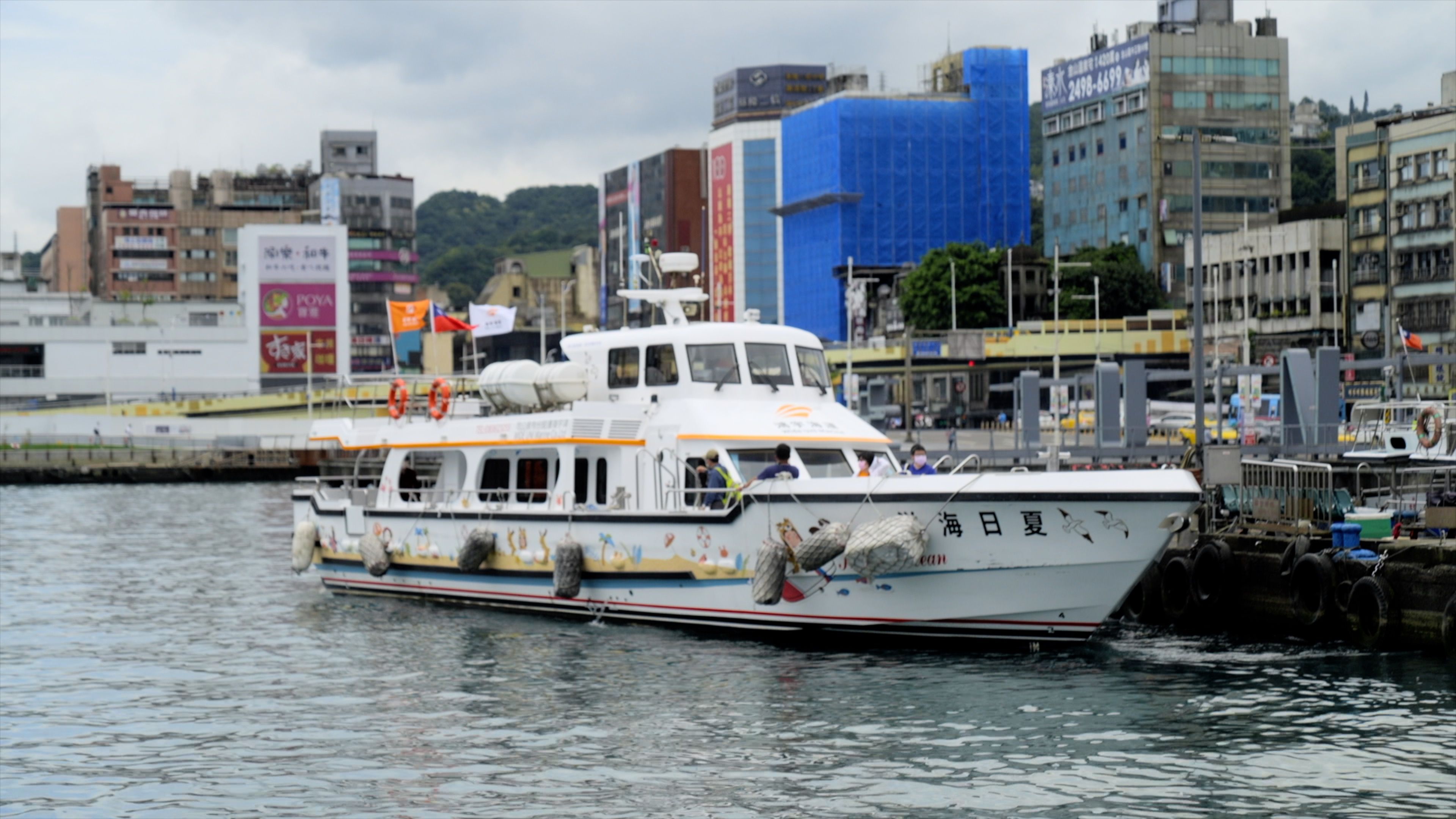 全新客船夏日海洋號，串聯基隆港國門展區及正濱漁港正濱展區，提供旅客海上看展遊程體驗。