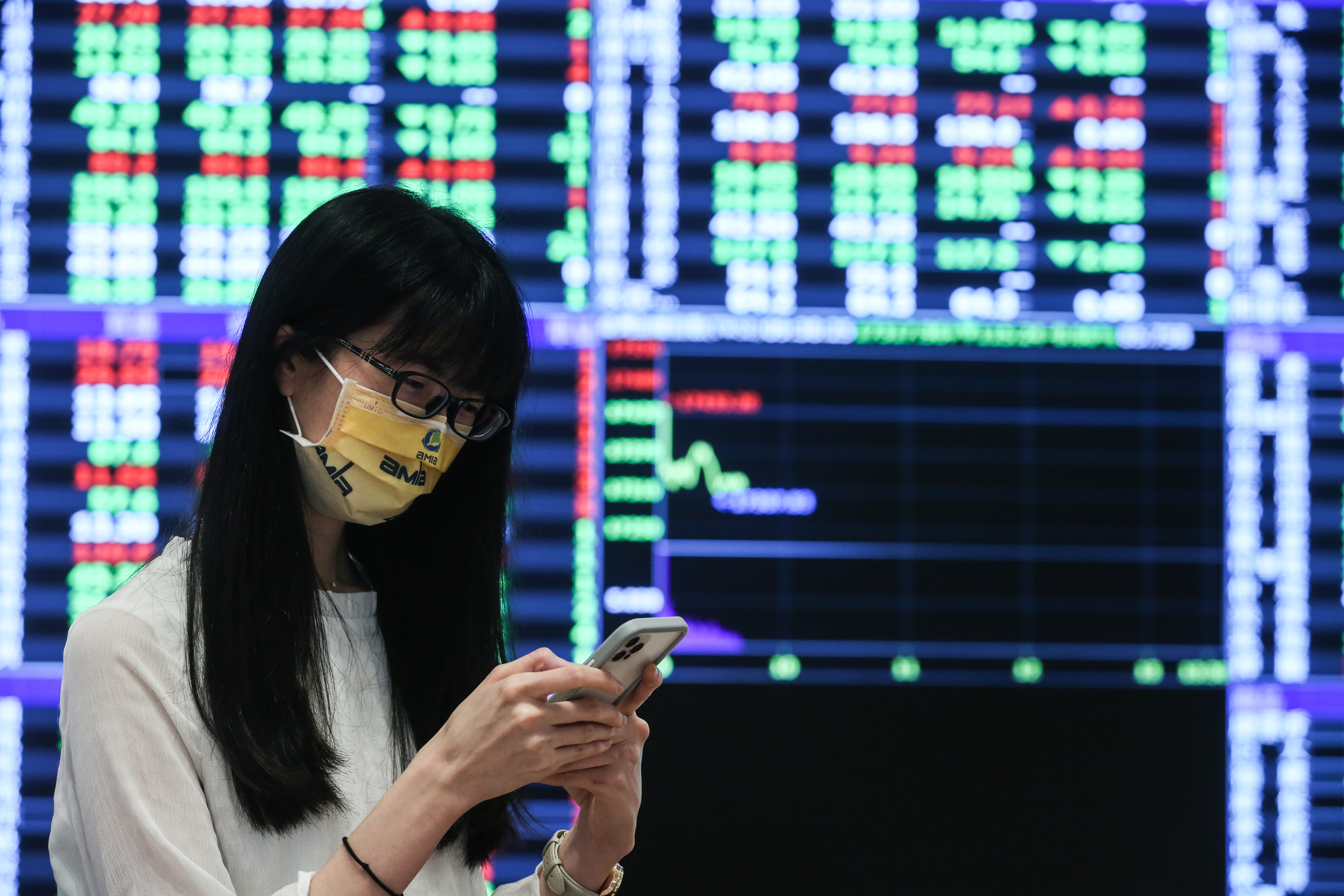 受升息、通膨惡化、疫情斷鏈等利空，持續壓抑台股交投熱度，6月日成交均量約2,100億，而10日成交量更縮減至不到1,900億，創今年第三低量。