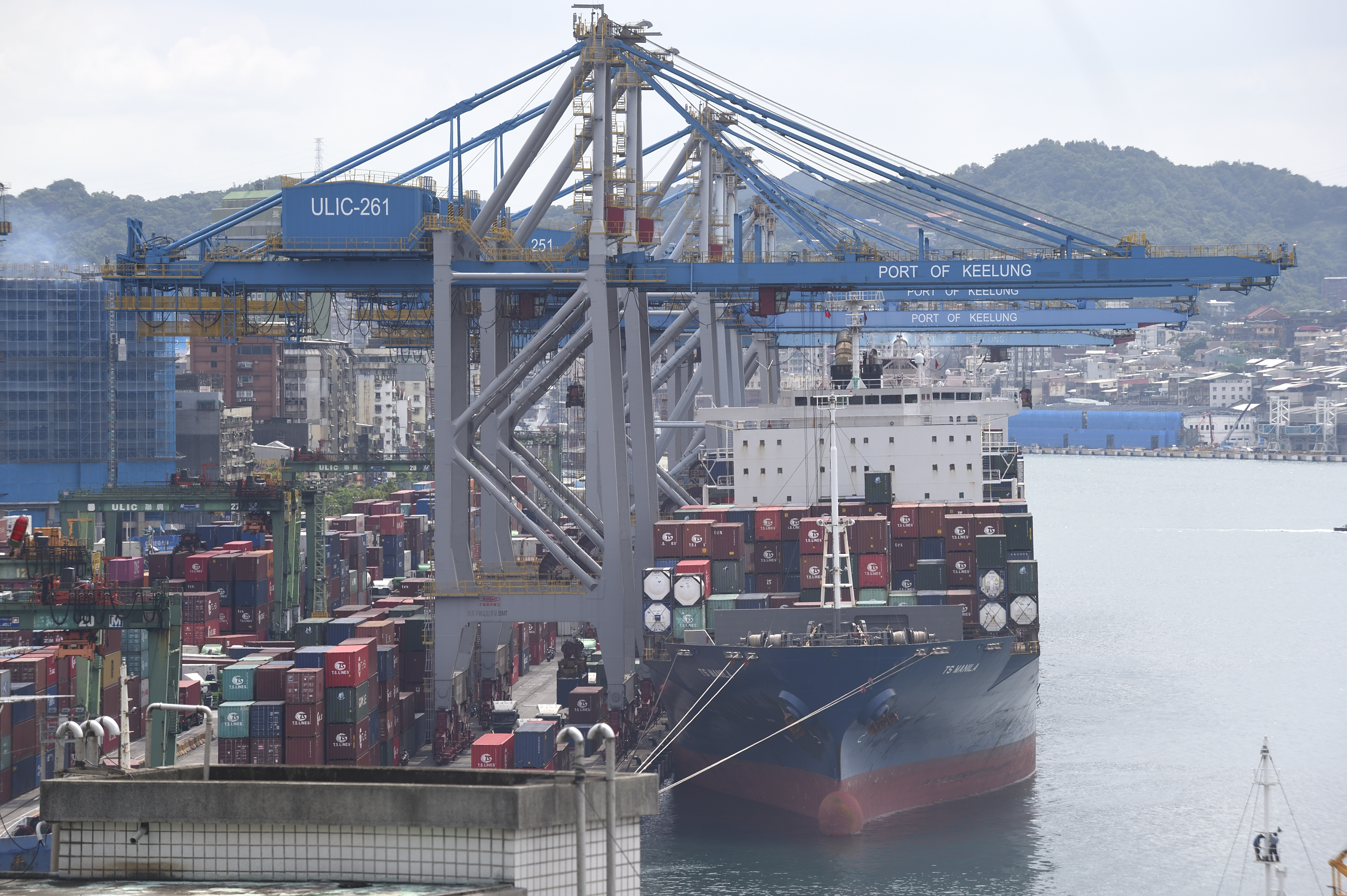 分析師表示，近期主力開始逢低敲進晶圓代工、封測、貨櫃船等族群。