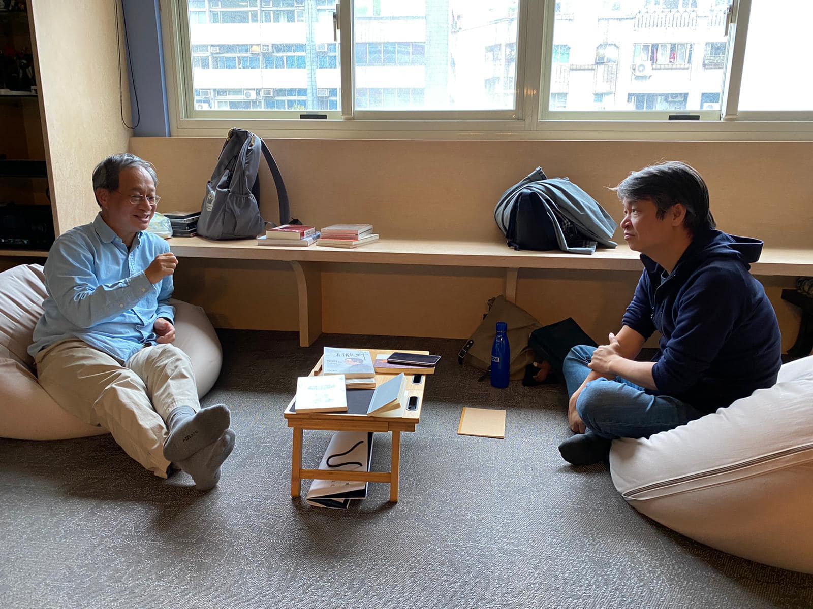 《潮浪群雄》創作靈感來自於小野（左）的著作，因此小莊（右）特別向他請益。（翻攝自小莊廣告人手記臉書）