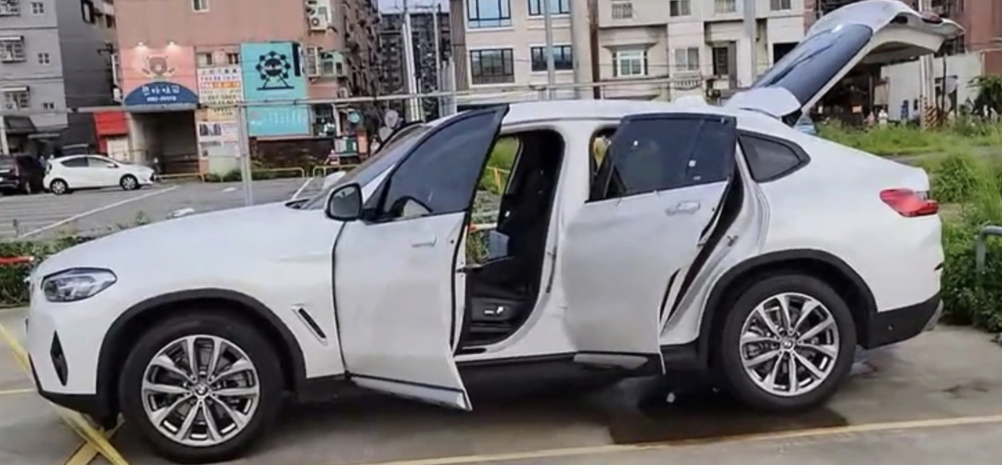 警方接獲通報，桃園高鐵站停車場傳出屍臭味，警方到場時發現一台白色休旅車上有2具遺體。（翻攝畫面）