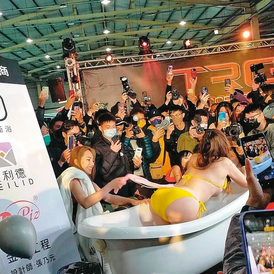 波多野Bella曾出席展場活動,穿比基尼當眾洗泡泡浴。(翻攝自波多野Bella IG)
