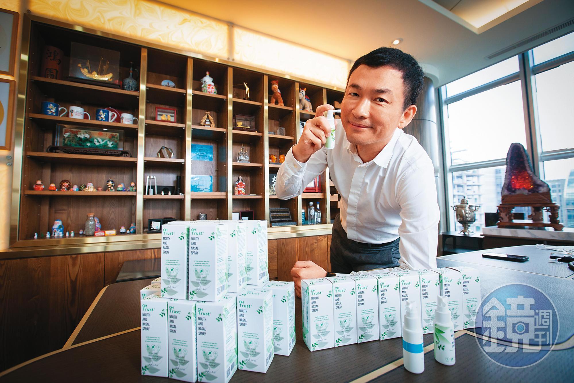 呂鴻圖引進俄羅斯奈米水專利，經美國FDA認證，推出全球第一款有效抑制新冠肺炎病毒的口鼻噴劑。（300元／瓶）