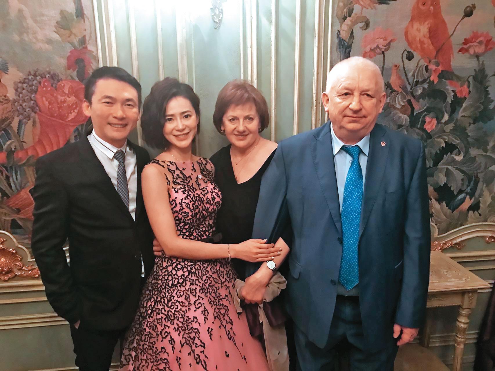 呂鴻圖婚後曾帶嬌妻回俄羅斯拜訪恩師弗拉基米爾與師母。（呂鴻圖提供）